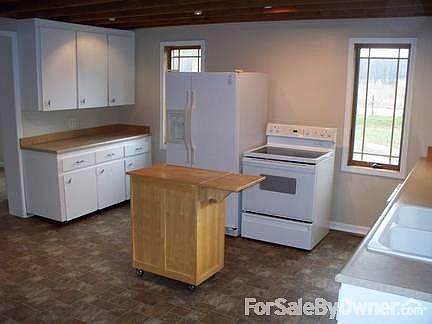 Kitchen
						:
						new paint and floor Nov 2012
facing NE corner
