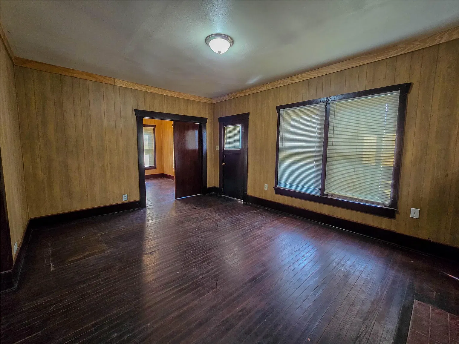 2 bed, 1.0 bath, 3312 sqft, $1,575 — Photo 3