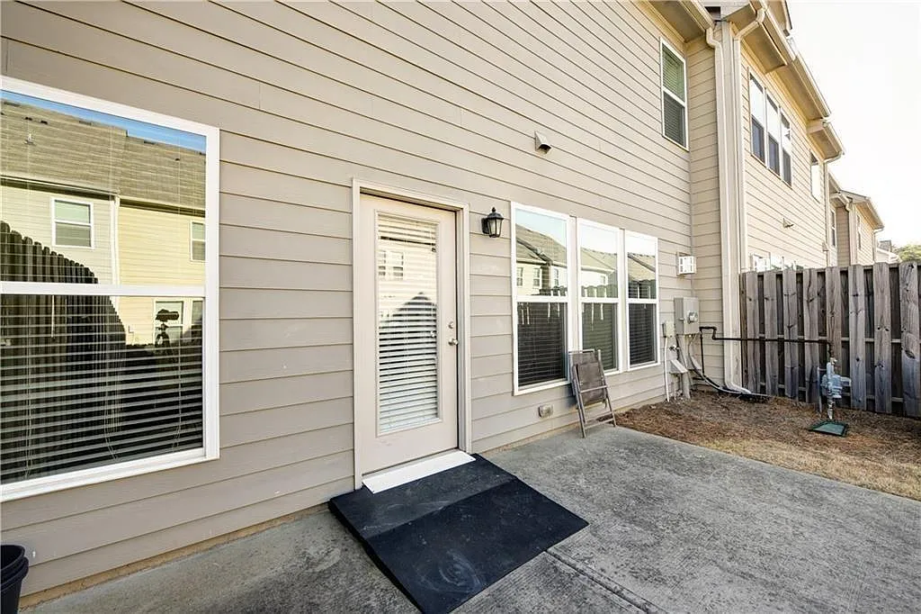 3 bed, 2.5 bath, 1986 sqft, $2,250 — Photo 2
