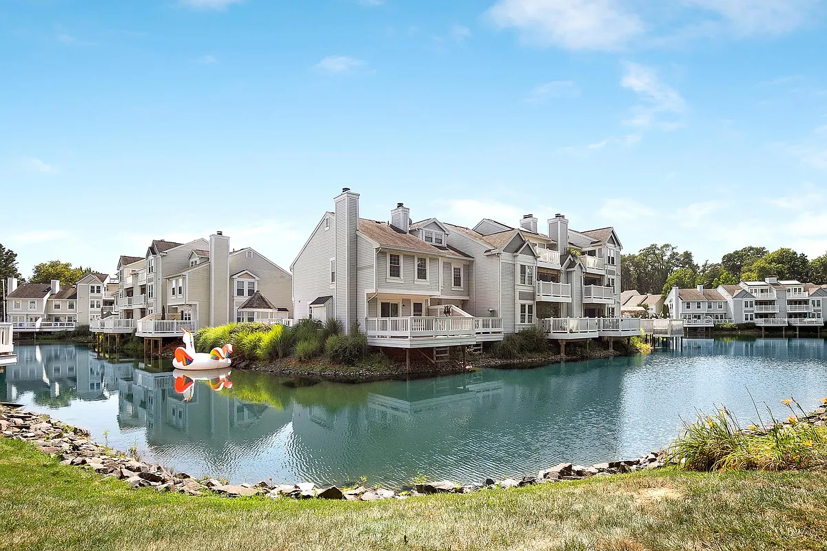 Building Photo - 3369 Lakeside View Dr