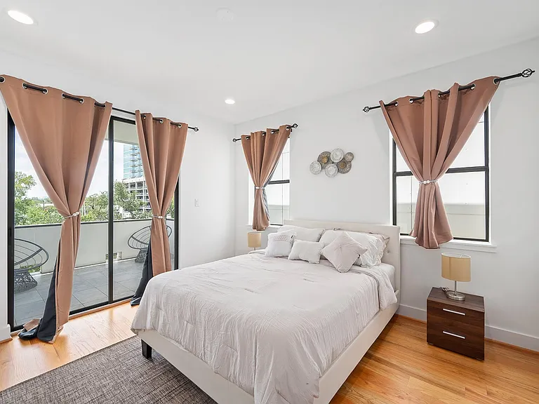 2239 N Macgregor Way — Photo 30