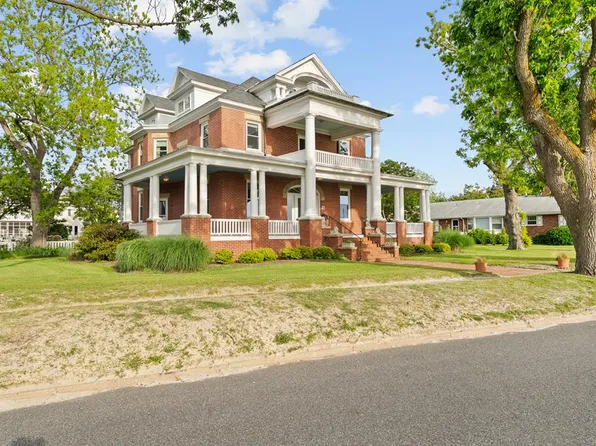 306 Bay Ave, Cape Charles, VA 23310