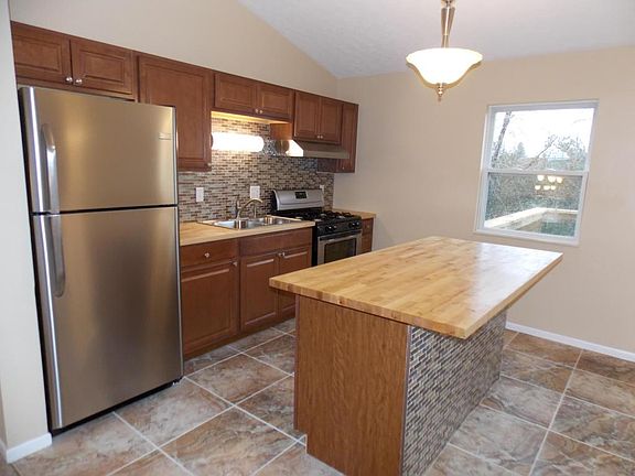 4th image of 377 Harland Dr