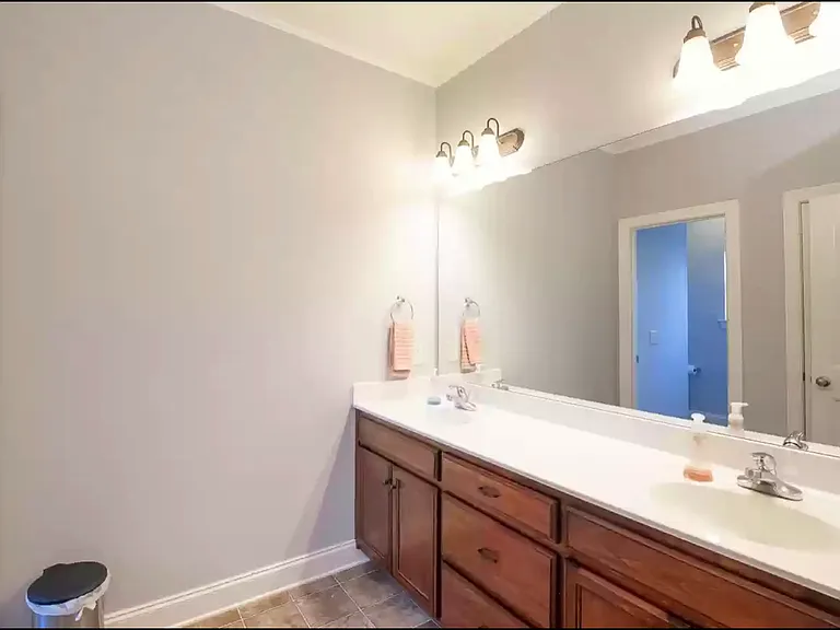 219 Rowlette Cir — Photo 13
