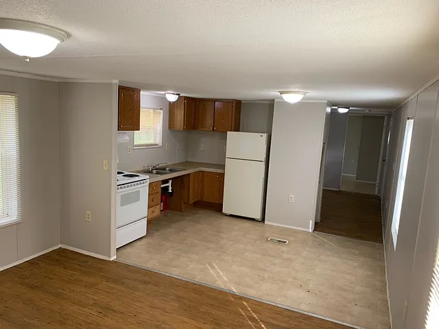 3 Bed / 2 Bath Mobile Home in Hurricane — Photo 4