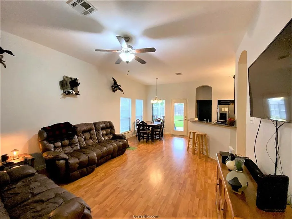 3 bed, 1265 sqft, $1,950 — Photo 2