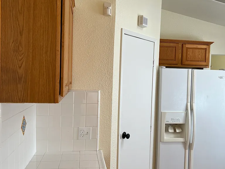 Refrigerator w/ Water dispenser and Ice