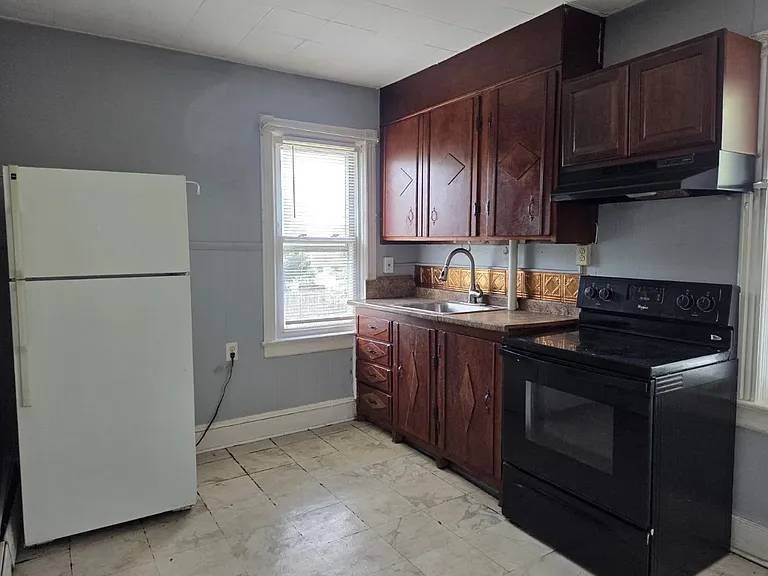 320 Cleveland Ave — Photo 1