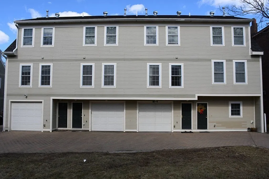 2 bed, 1.5 bath, 1039 sqft, $4,500 — Photo 1