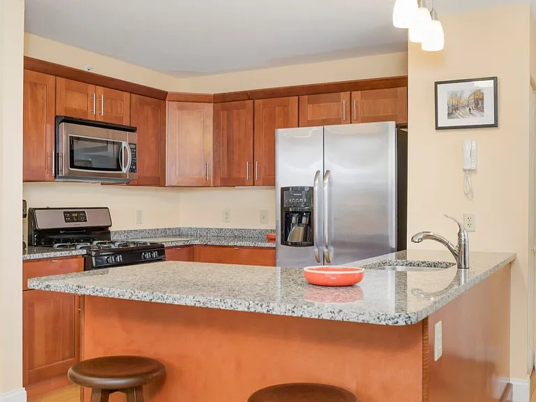 305 W Utica St — Photo 8
