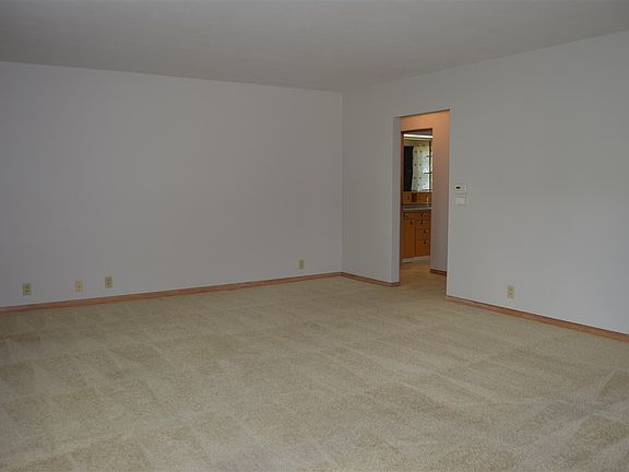 3rd image of 3021 Hillcrest Dr