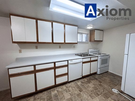 3rd image of 1005 1/2 Park Ln