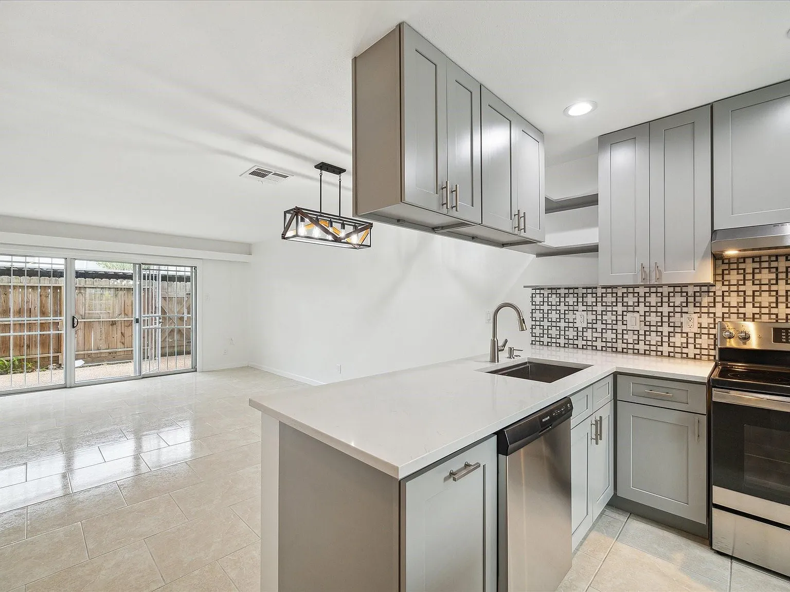 2 bed, 1.5 bath, 1069 sqft, $1,400 — Photo 4