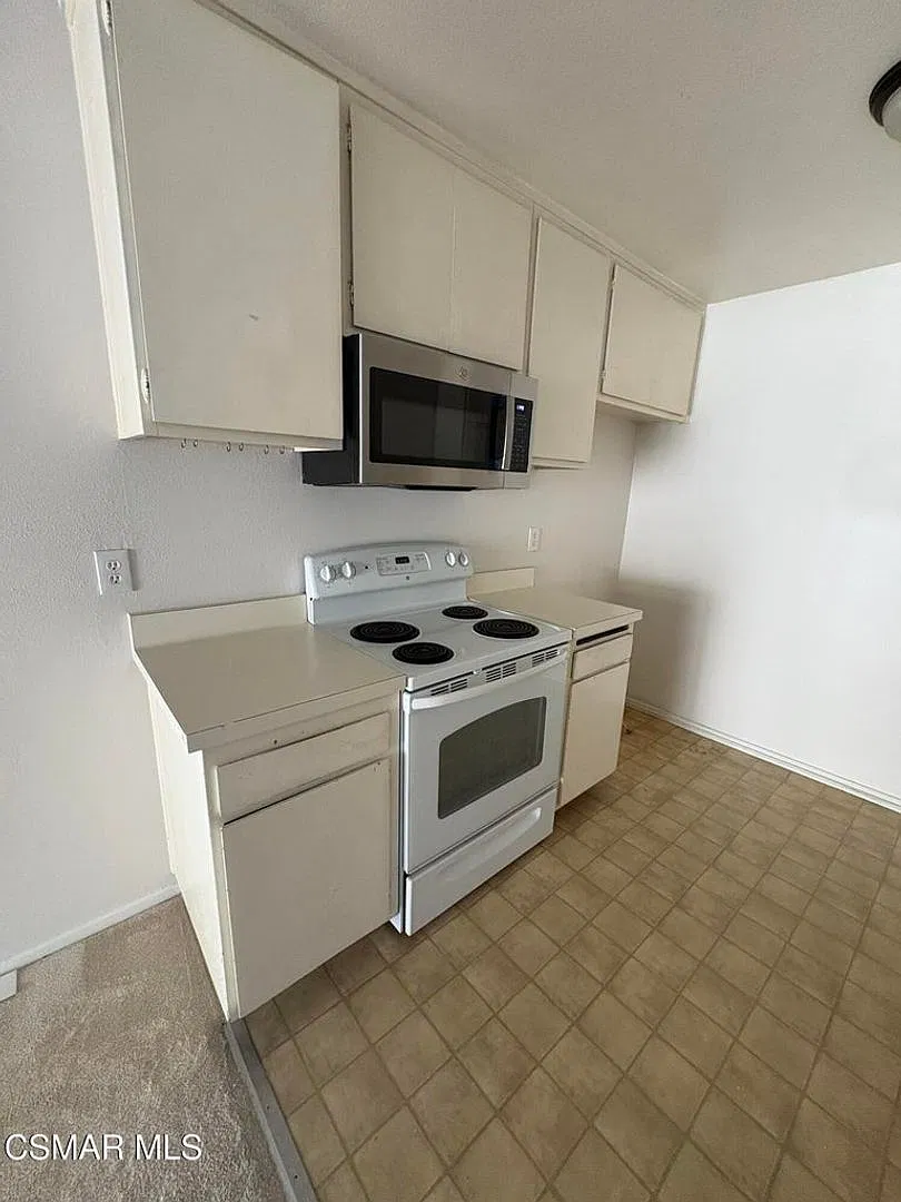 Must-see! This adorable 3-bedroom, 1.5-bathroom multi-level unit — Photo 4