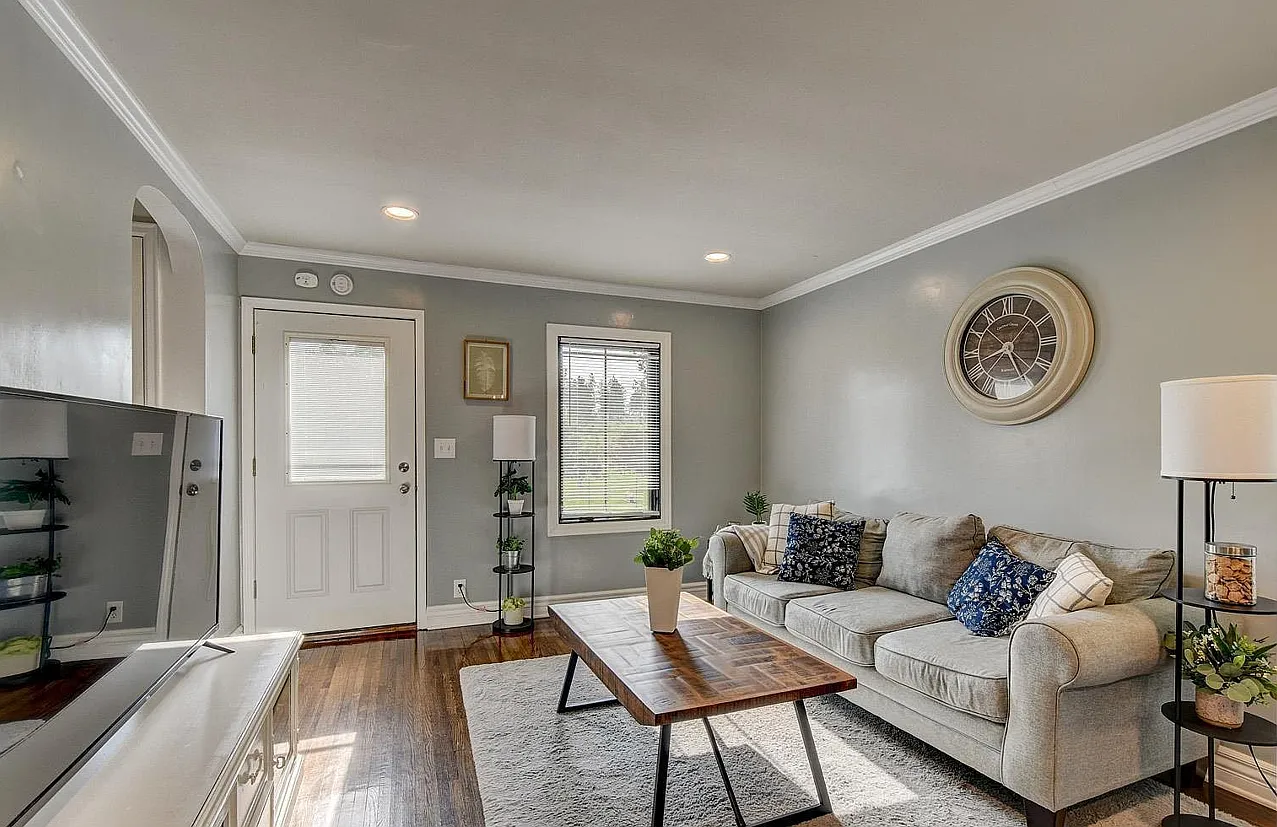 3 bed, 1968 sqft, $1,900 — Photo 1