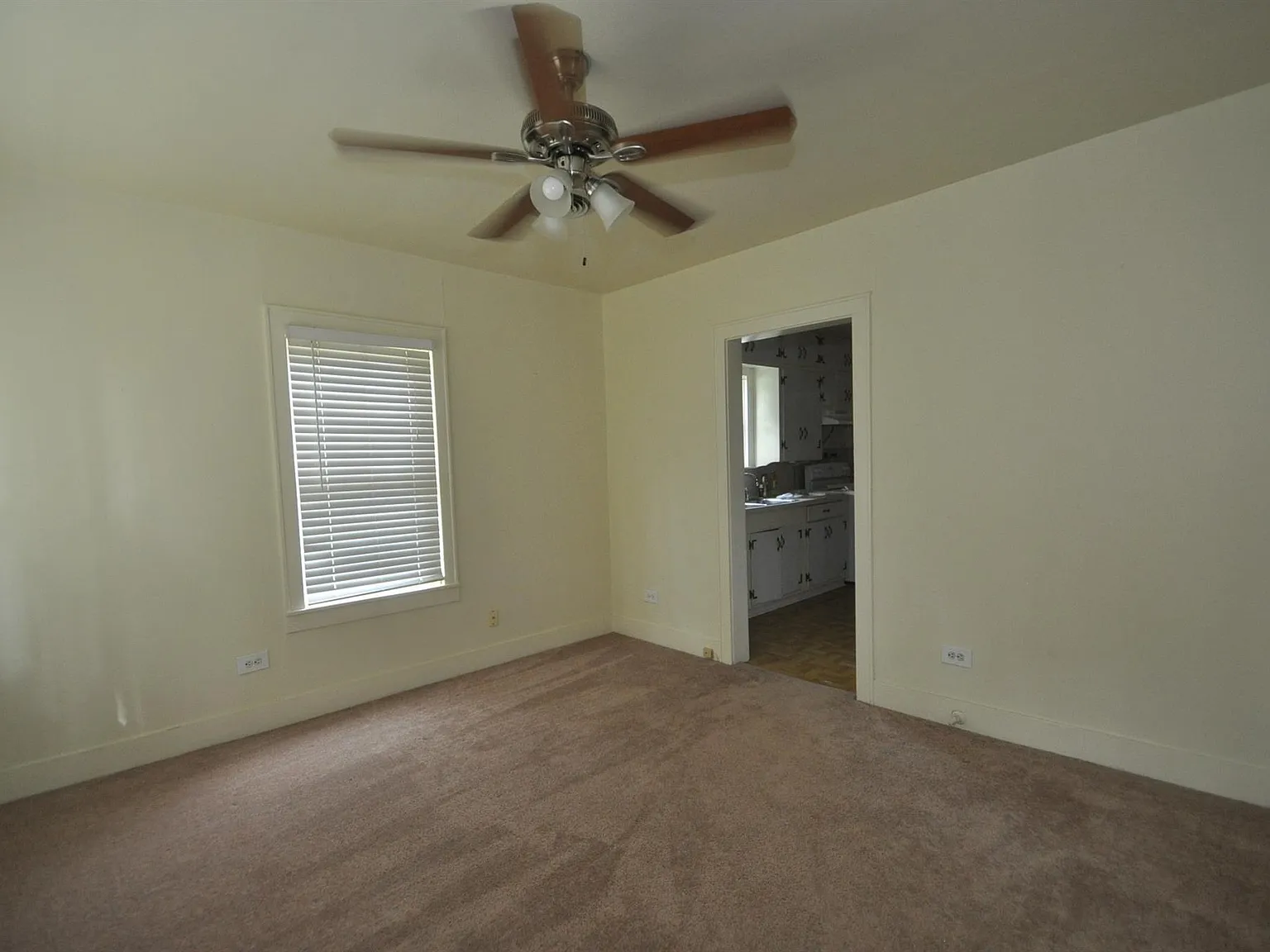 2 bed, 1.0 bath, 624 sqft, $1,200 — Photo 3