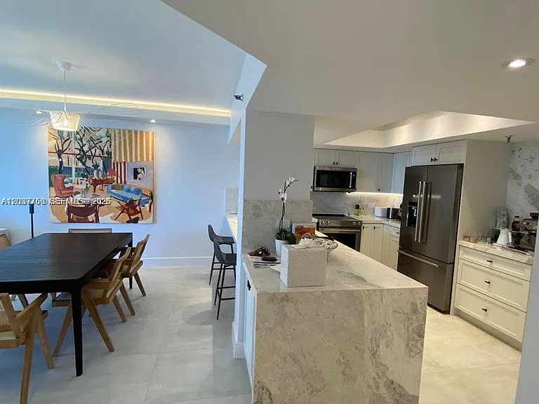520 Brickell Key Dr — Photo 8