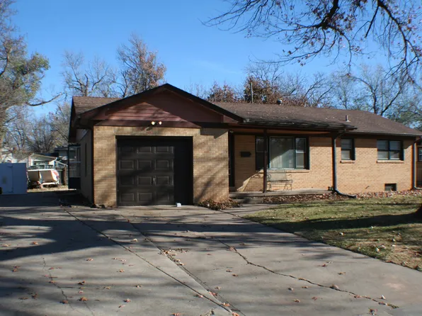 906 N Brownthrush Ln, Wichita, KS 67212