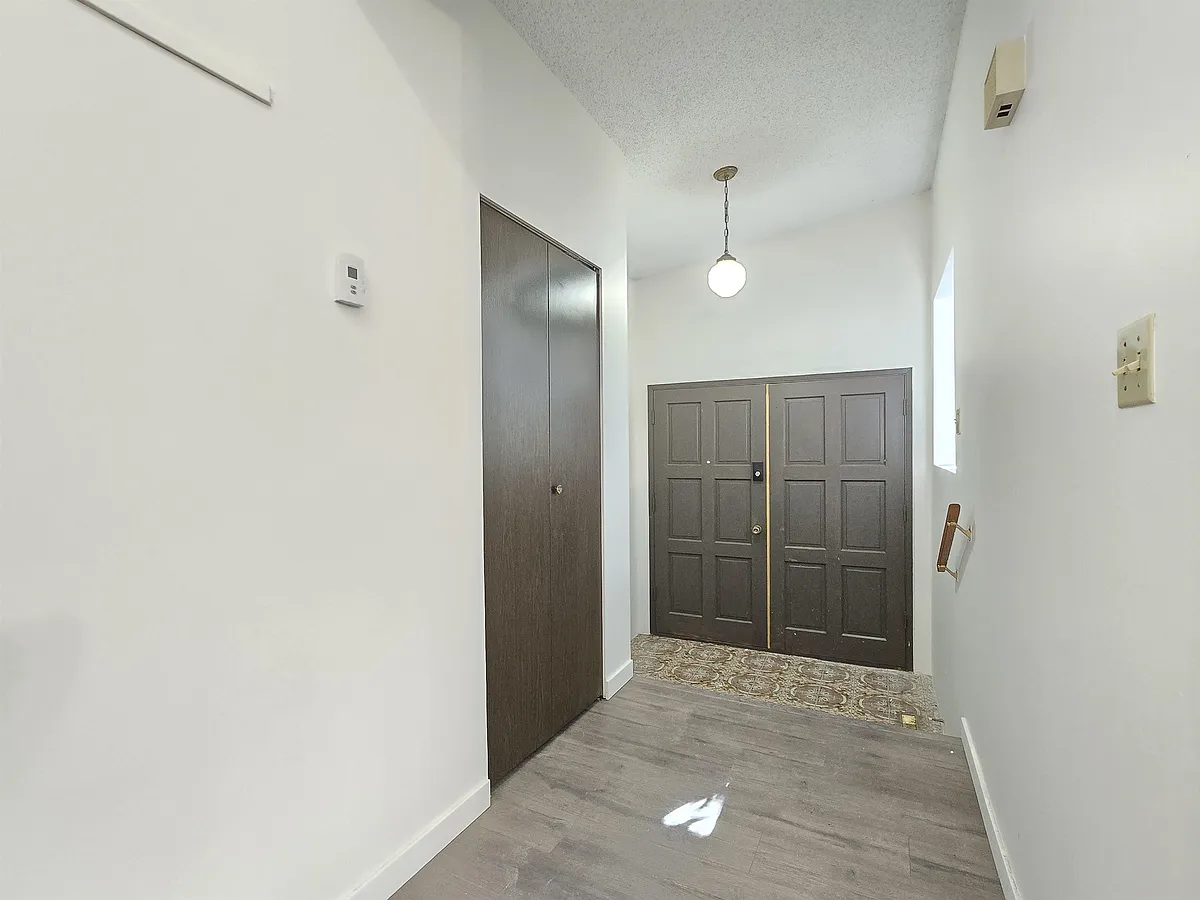 Building Photo - 3639 Lynndale Cres