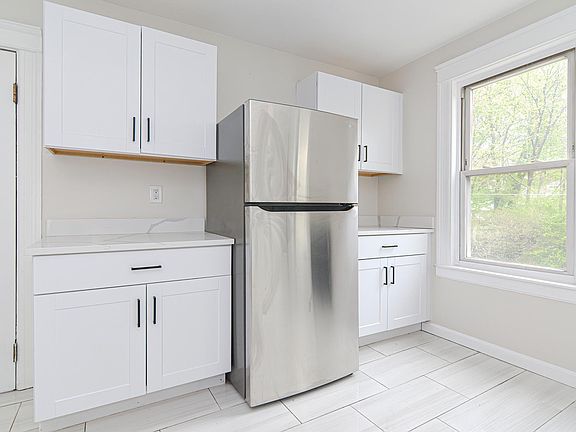 3rd image of 157 Oxford St N #2