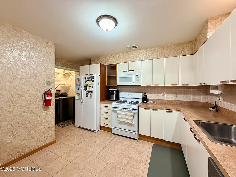 743 Banyan Ct — Photo 6