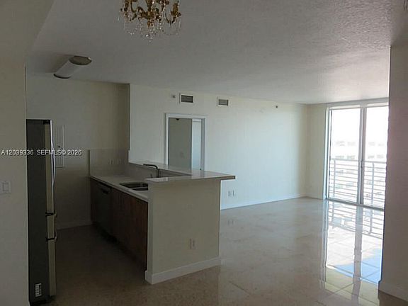 5th image of 325 Biscayne Blvd #4122