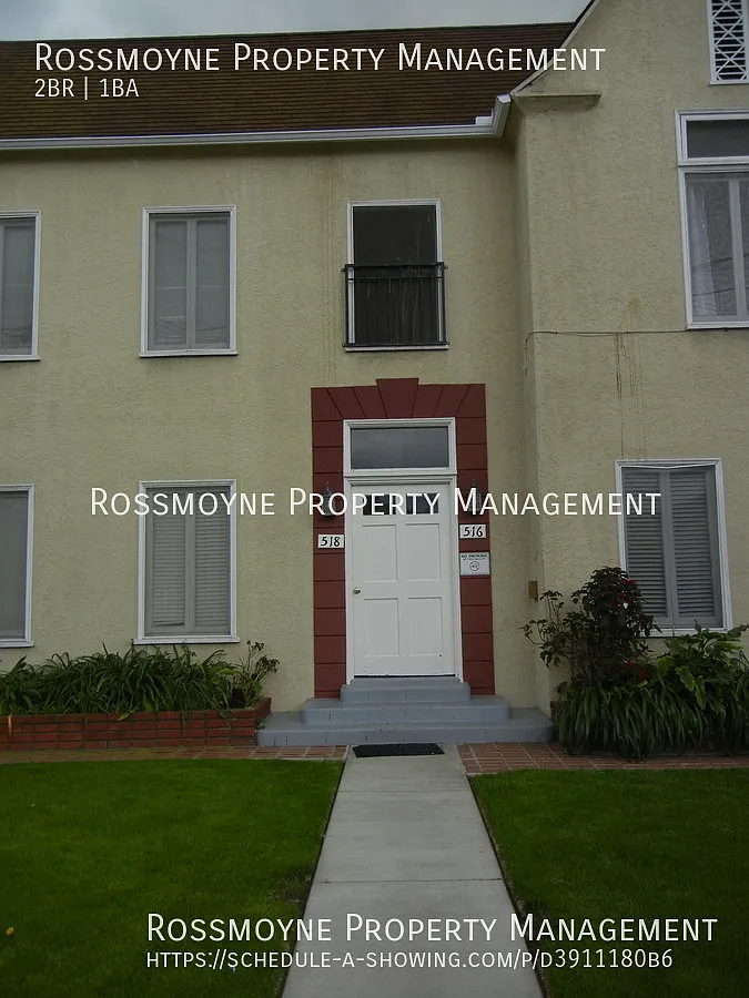 2 Bedroom 1 Bath Upper Unit in Vintage Building close to Adams Square, Glendale — Photo 1