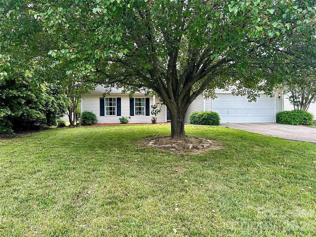 3 bed, 1402 sqft, $1,800 — Photo 2