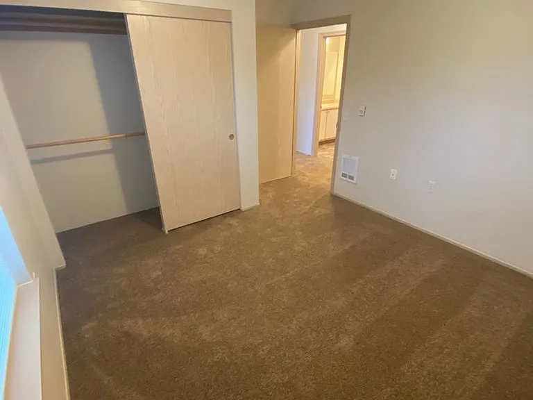 Sunrise Pointe Apartments — Photo 59