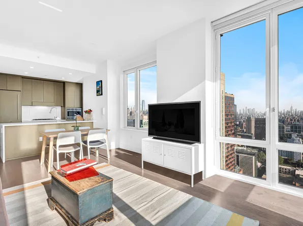 388 Bridge Street image 3 of 23