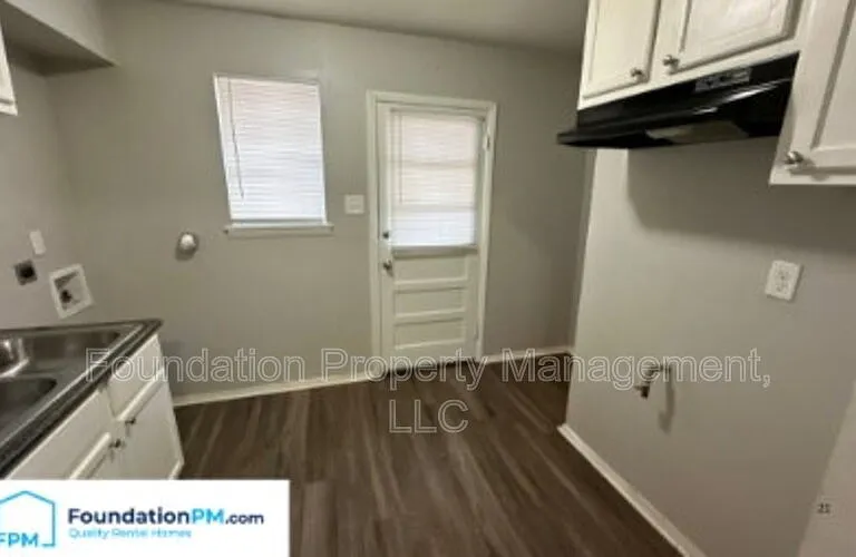 1056 Hudson St — Photo 4