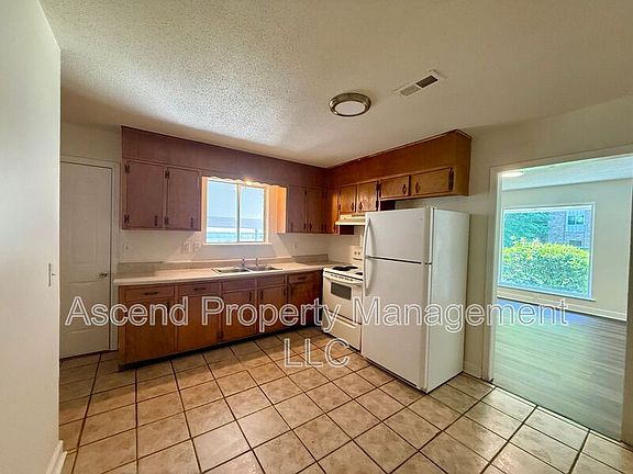 5th image of 3341 Pinewood Ave #B