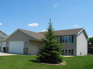 734 Dawn Cir, Grand Forks, ND 58203