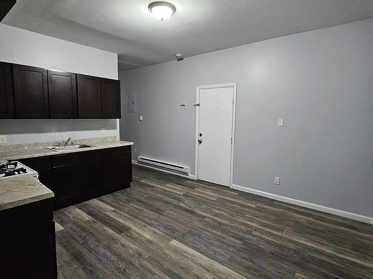 961 Grove St #2R — Photo 6