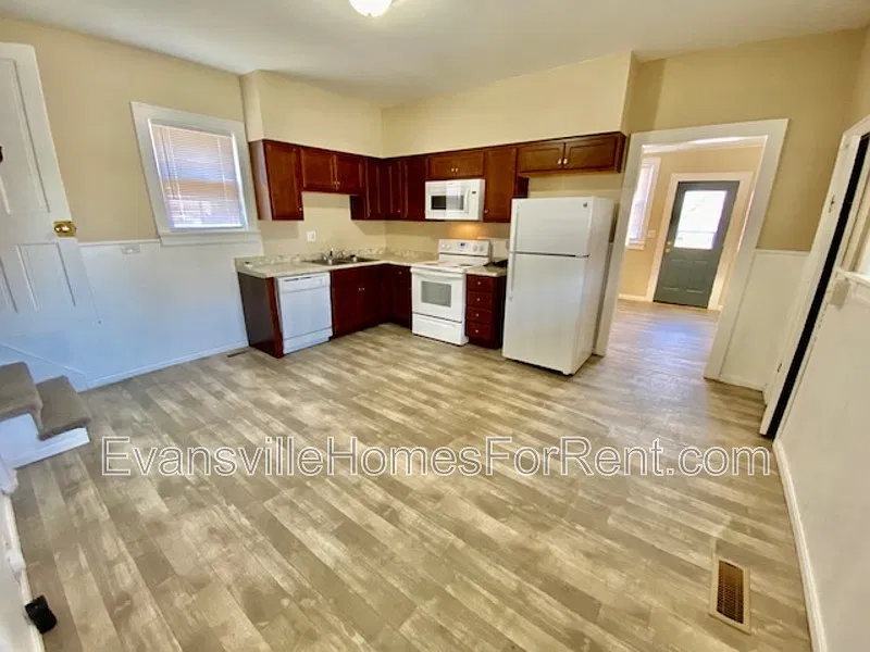 5 bed, 3.0 bath, 2352 sqft, $1,450 — Photo 3