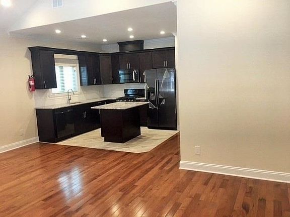 4th image of 284 Whiton St