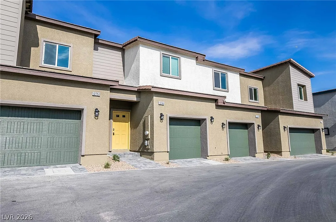3 bed, 2.0 bath, 1346 sqft, $1,900 — Photo 2