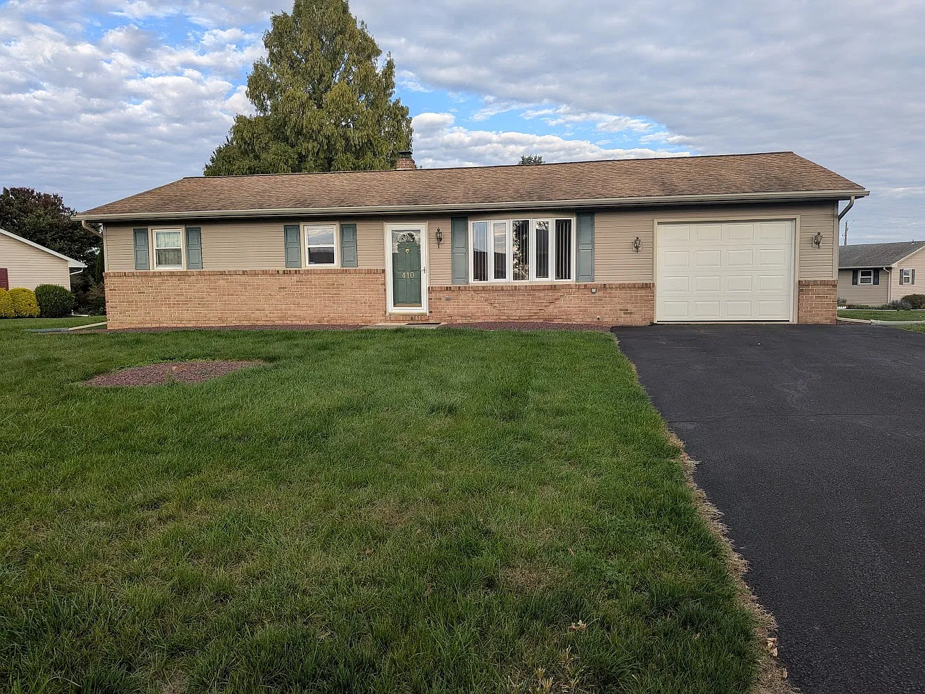 3 bed, 1960 sqft, $1,900 — Photo 1