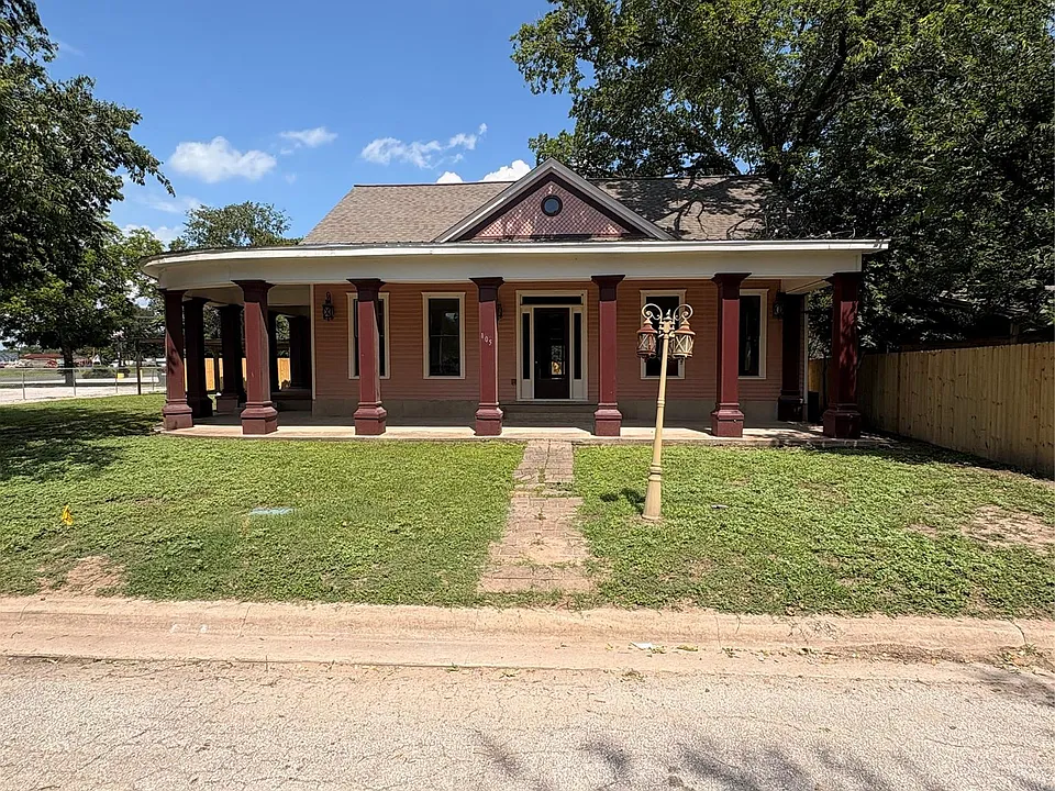 105 S Cedar St