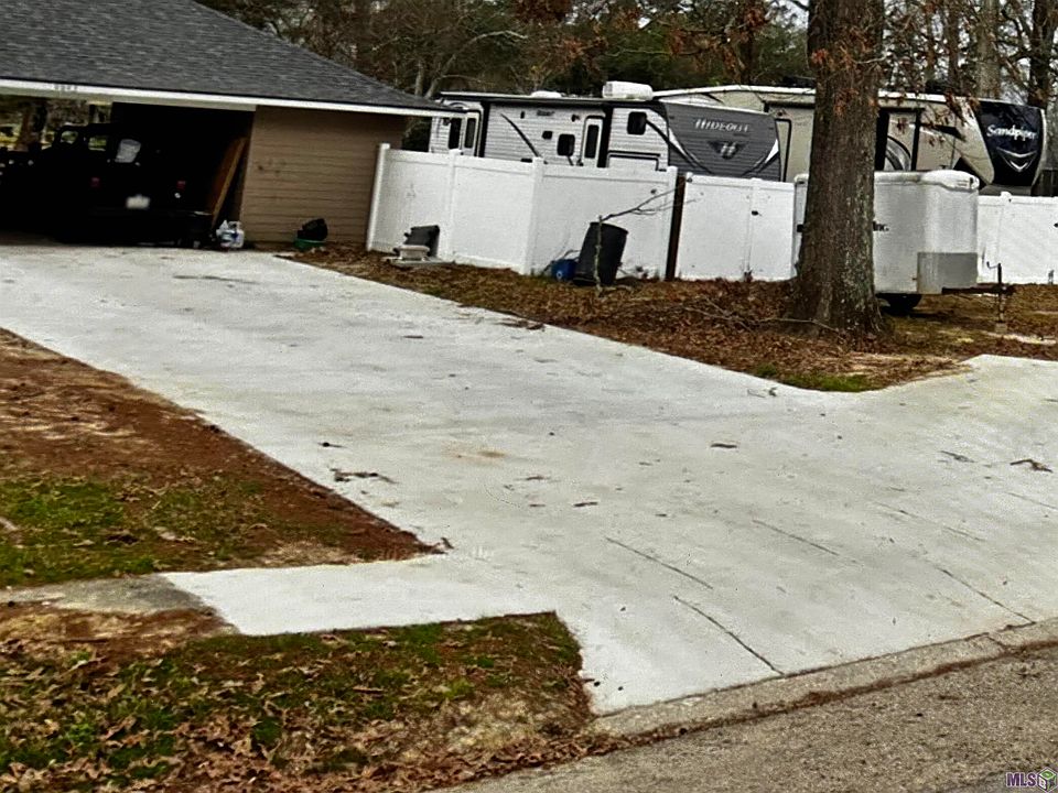2nd image of 9843 Plaza Ave