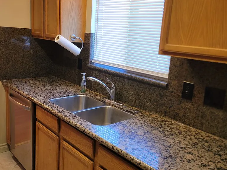412 Alexander St NE — Photo 9