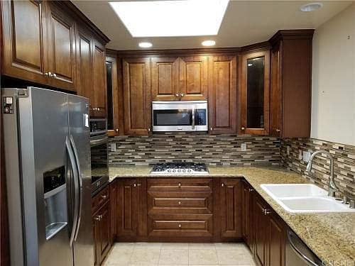 4th image of 10950 Bloomfield St #4