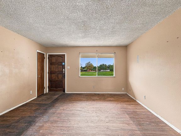 2nd image of 10516 Lexington Ave NE