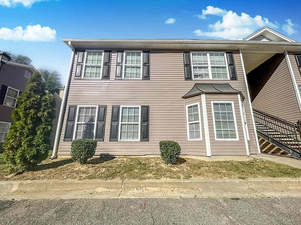 1302 Stonehaven Cir