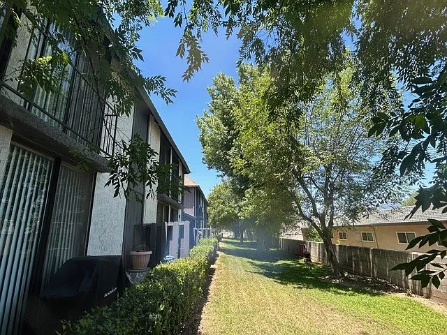 1635 E Cypress St #A — Photo 22