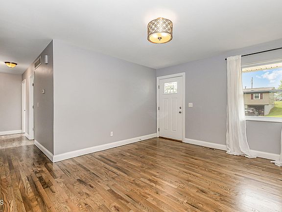 3rd image of 131 Berkley Dr
