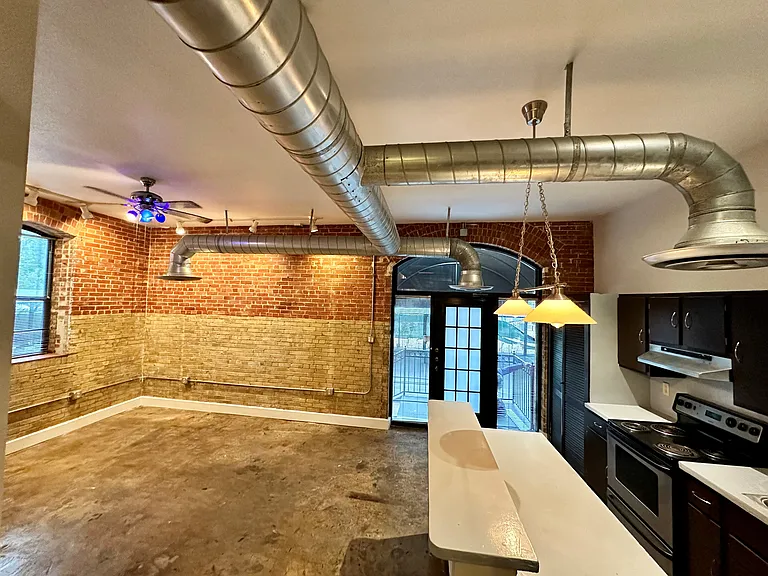 710 S Medina #104 — Photo 3