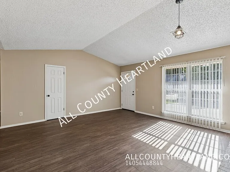 119 Woodman Dr — Photo 2