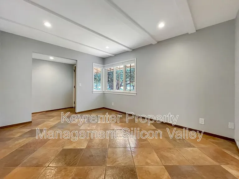 373 Redwood Ave — Photo 4