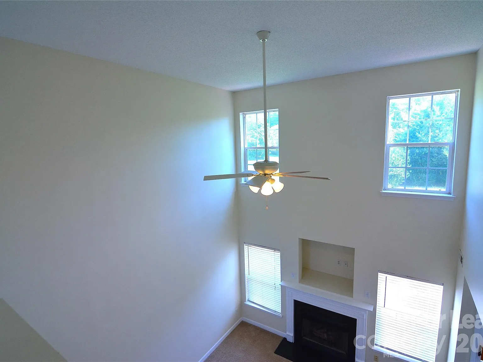 3 bed, 2.5 bath, 1624 sqft, $2,000 — Photo 3